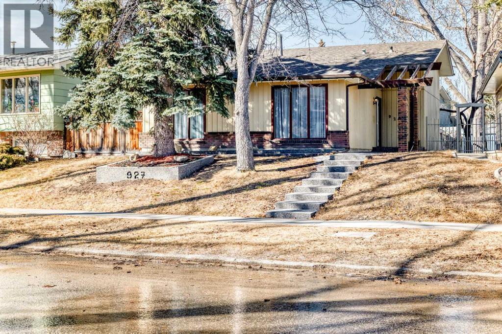 House for Sale in 927 Midridge Drive SE|Calgary, Alberta T2X1H5