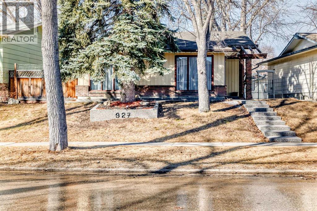 House for Sale in 927 Midridge Drive SE|Calgary, Alberta T2X1H5 3