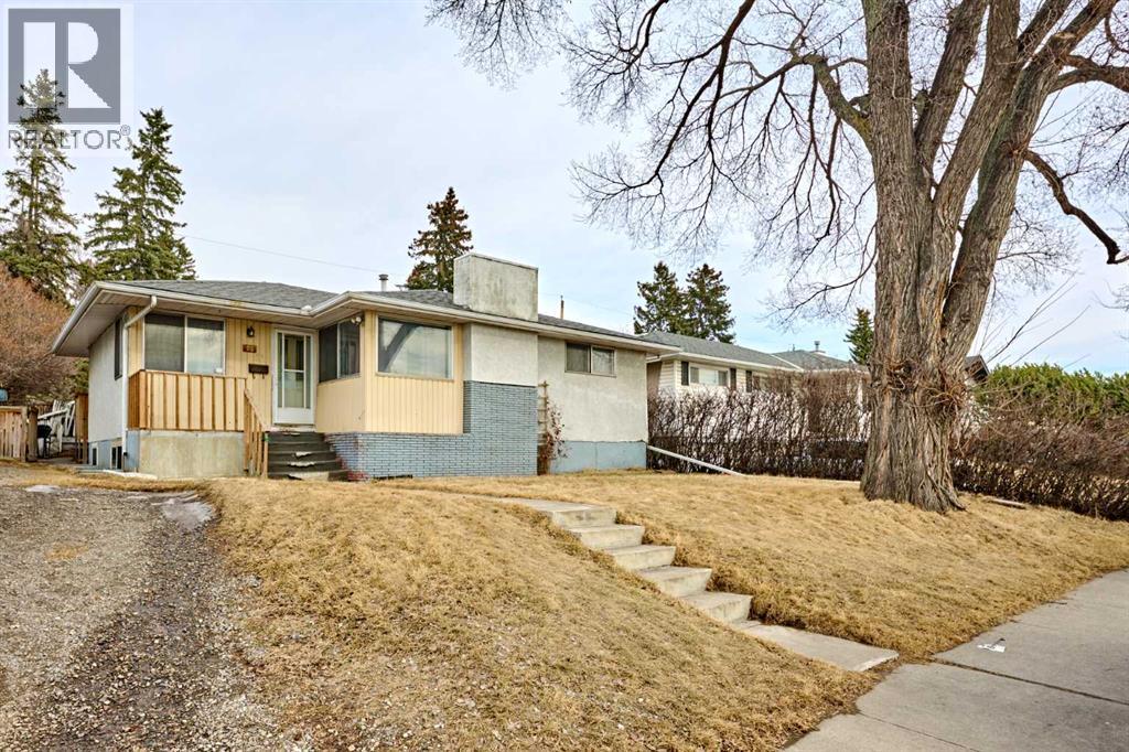 House for Sale in 28 CORNELL Place NW|Calgary, Alberta T2K1J4