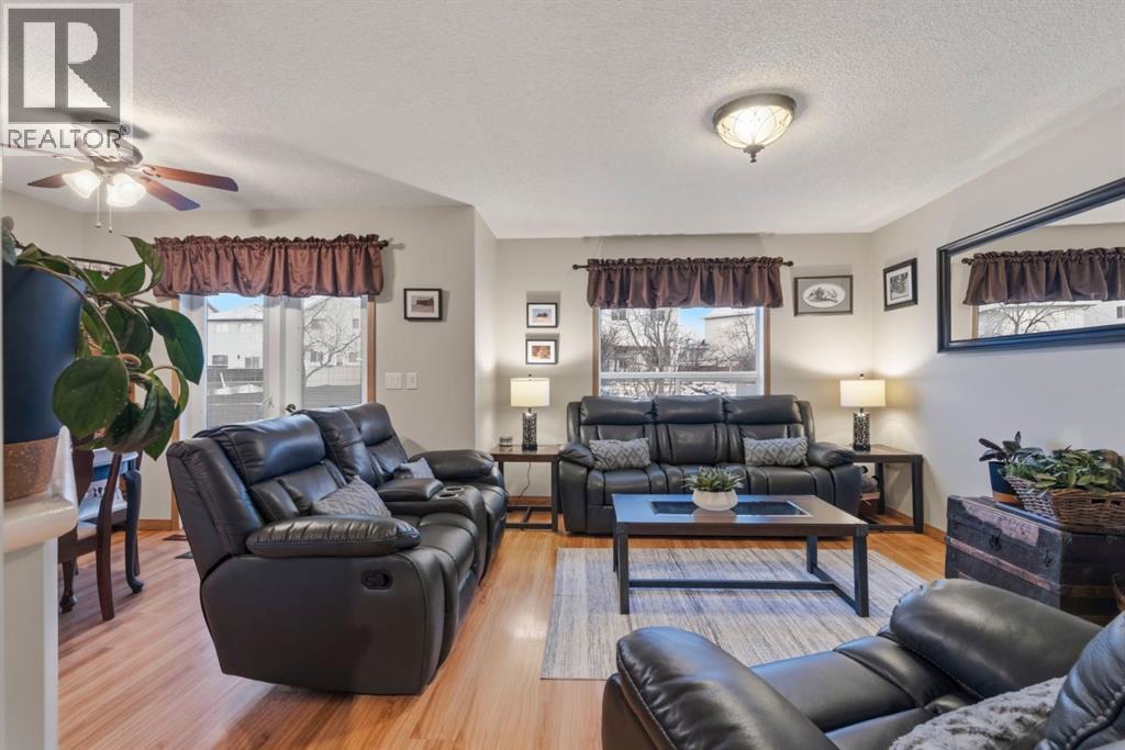 House for Sale in 158 Saratoga Close NE|Calgary, Alberta T1Y7A1