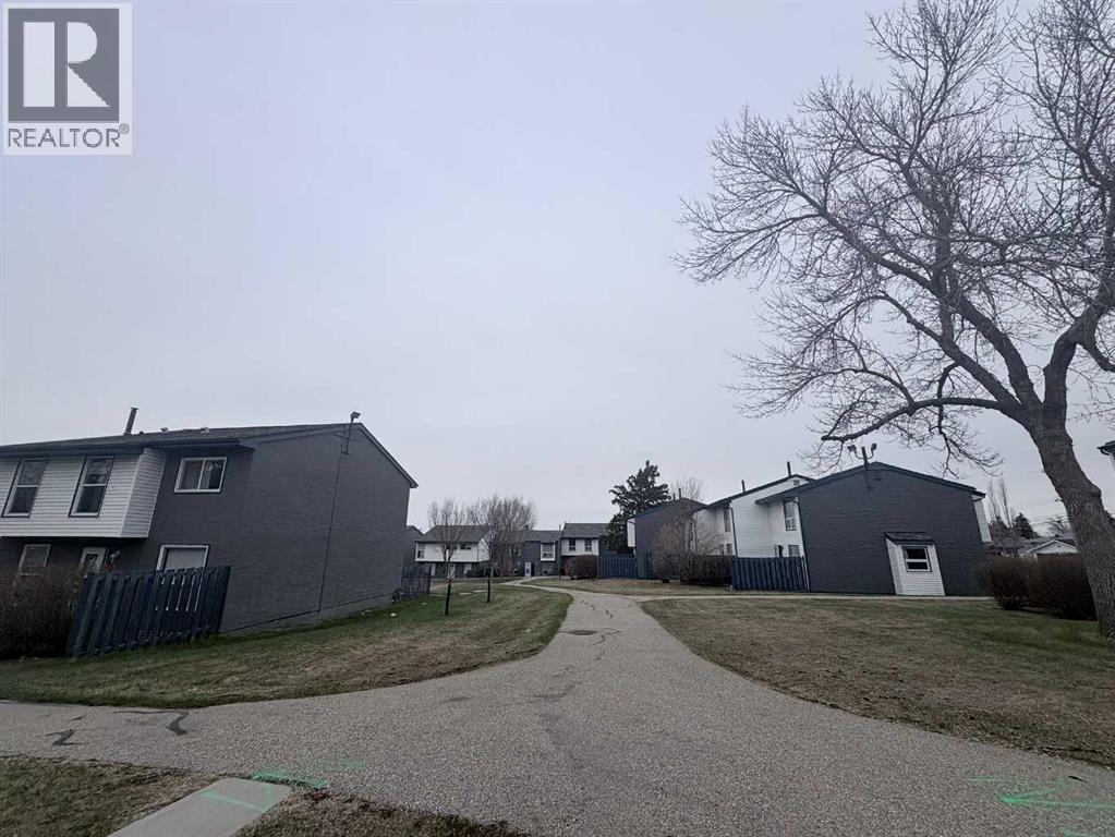Row / Townhouse for Sale in 89, 6440 4 Street NW|Calgary, Alberta T2K1B8 2