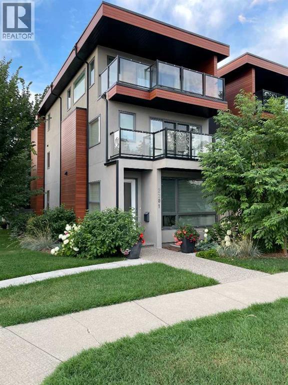 House for Sale in 2201 Bowness Road NW|Calgary, Alberta T2N3L4