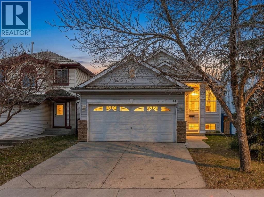 House for Sale in 44 Douglas Glen Crescent SE|Calgary, Alberta T2Z3M6