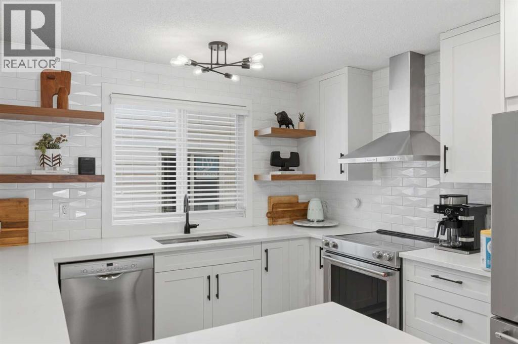 House for Sale in 12019 Canfield Green SW|Calgary, Alberta T2W1V3