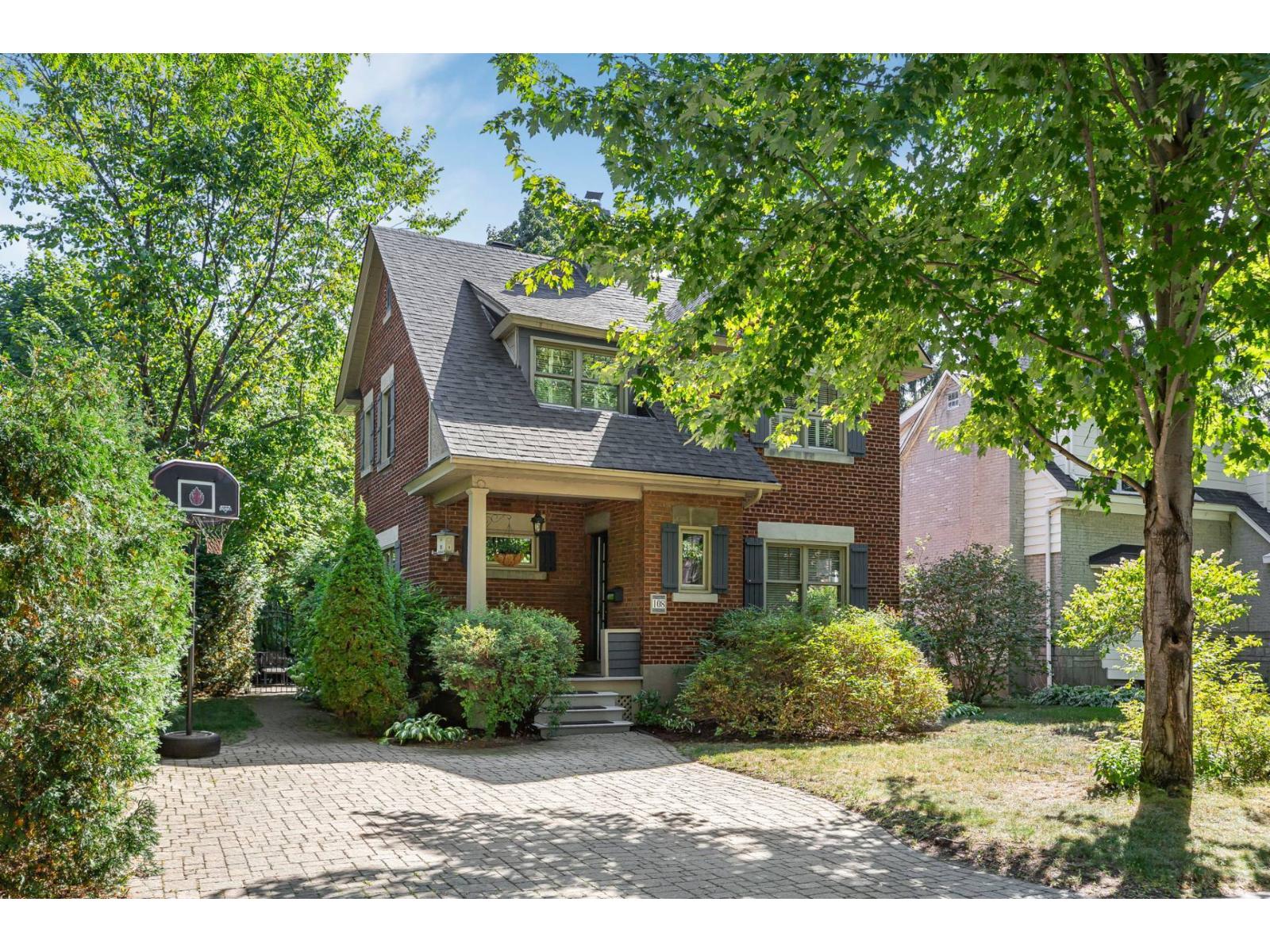 108 Av. Kenaston, Mont-Royal, Quebec H3R1M2