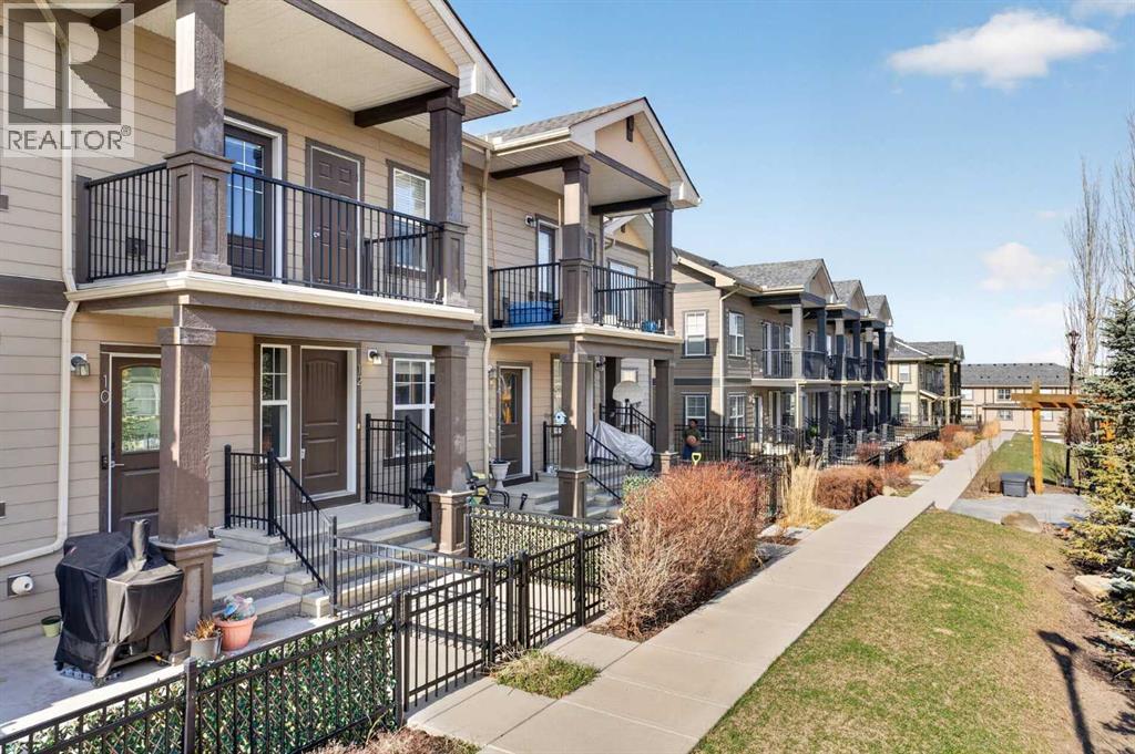 Row / Townhouse for Sale in 12 Evanscrest Gardens NW|Calgary, Alberta T3P0S1