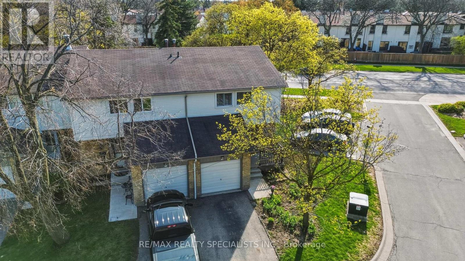 Row / Townhouse for Sale in 41 - 6779 GLEN ERIN DRIVE|Mississauga (Meadowvale), Ontario L5N2C1 2