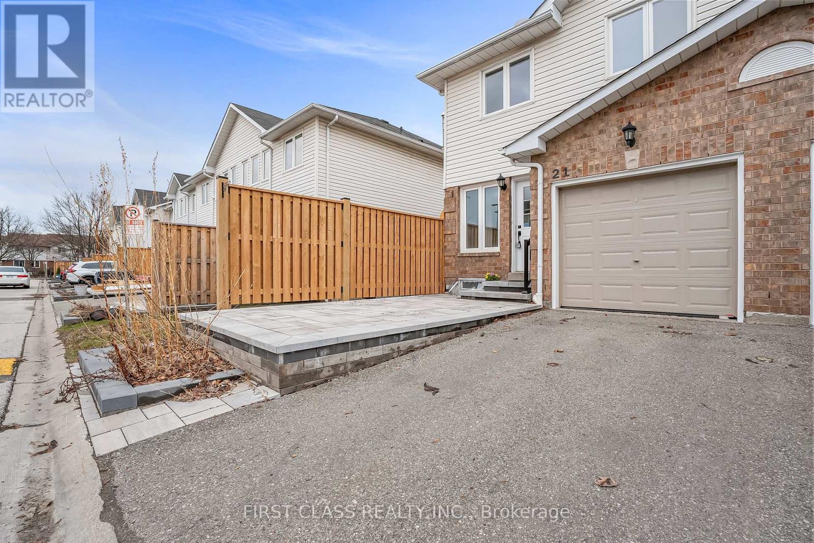 Row / Townhouse for Sale in 21 - 1485 TORRINGTON DRIVE|Mississauga (East Credit), Ontario L5V1Y3 3