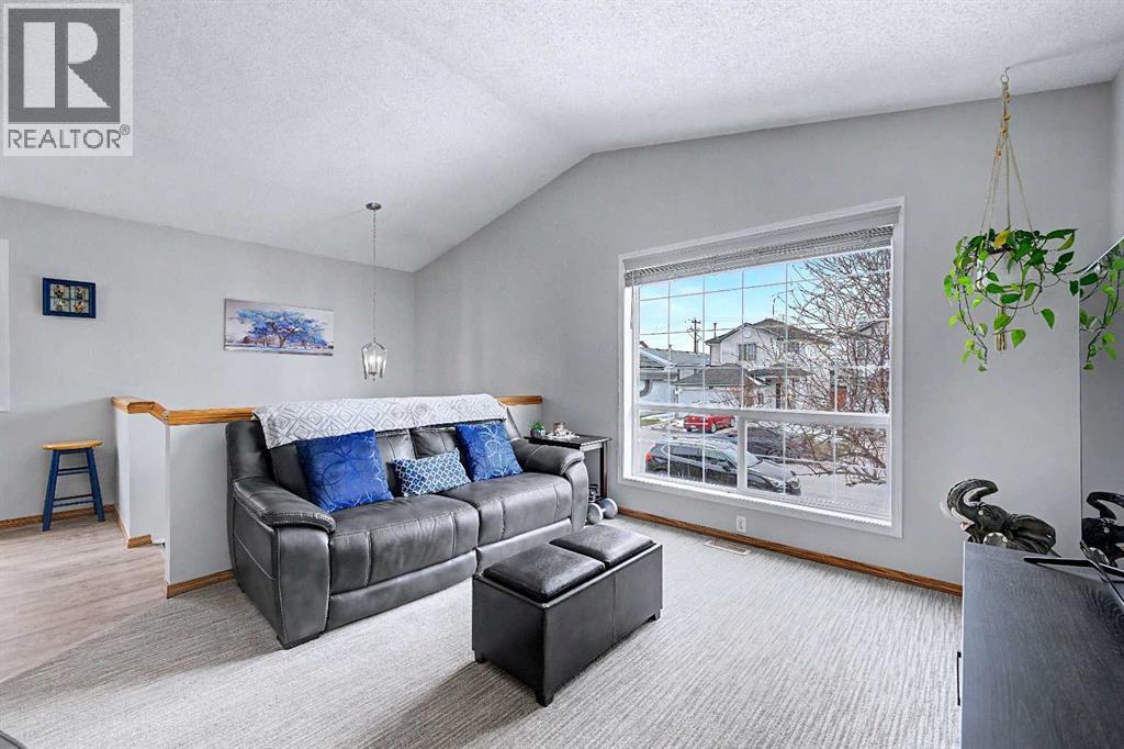 House for Sale in 49 Martin Crossing Way NE|Calgary, Alberta T3J3V2 4