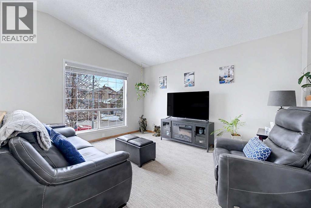 House for Sale in 49 Martin Crossing Way NE|Calgary, Alberta T3J3V2 3