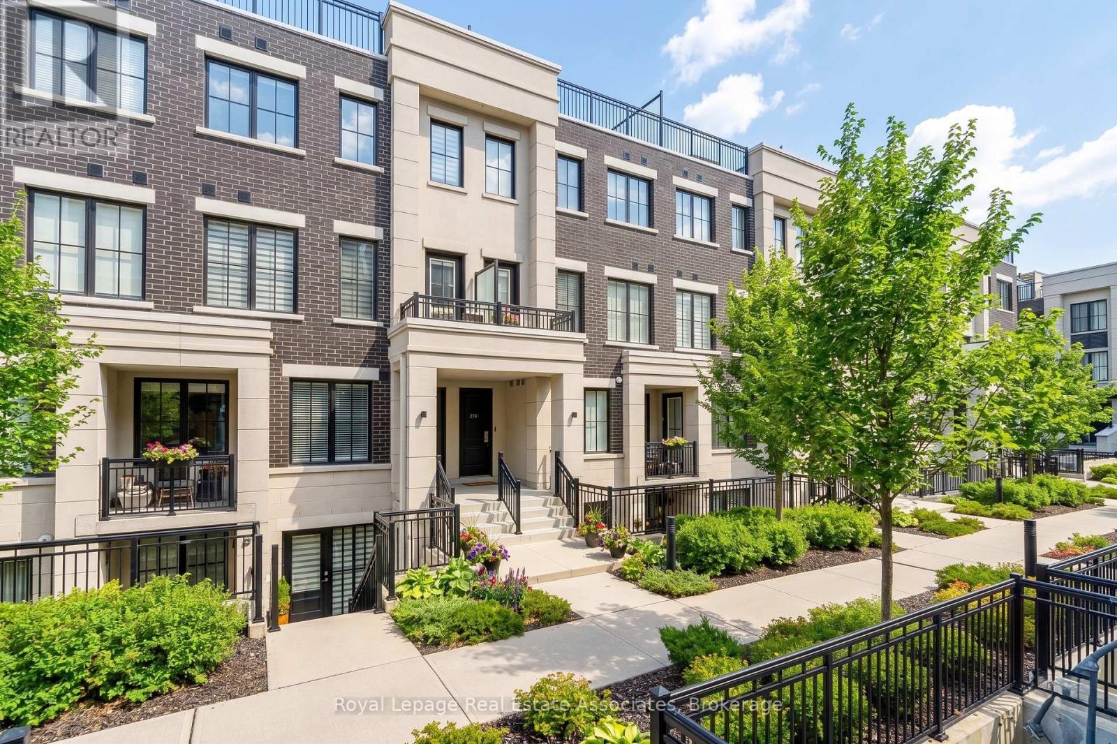 Row / Townhouse for Sale in 511 - 657 CRICKLEWOOD DRIVE|Mississauga (Mineola), Ontario L5G0B8