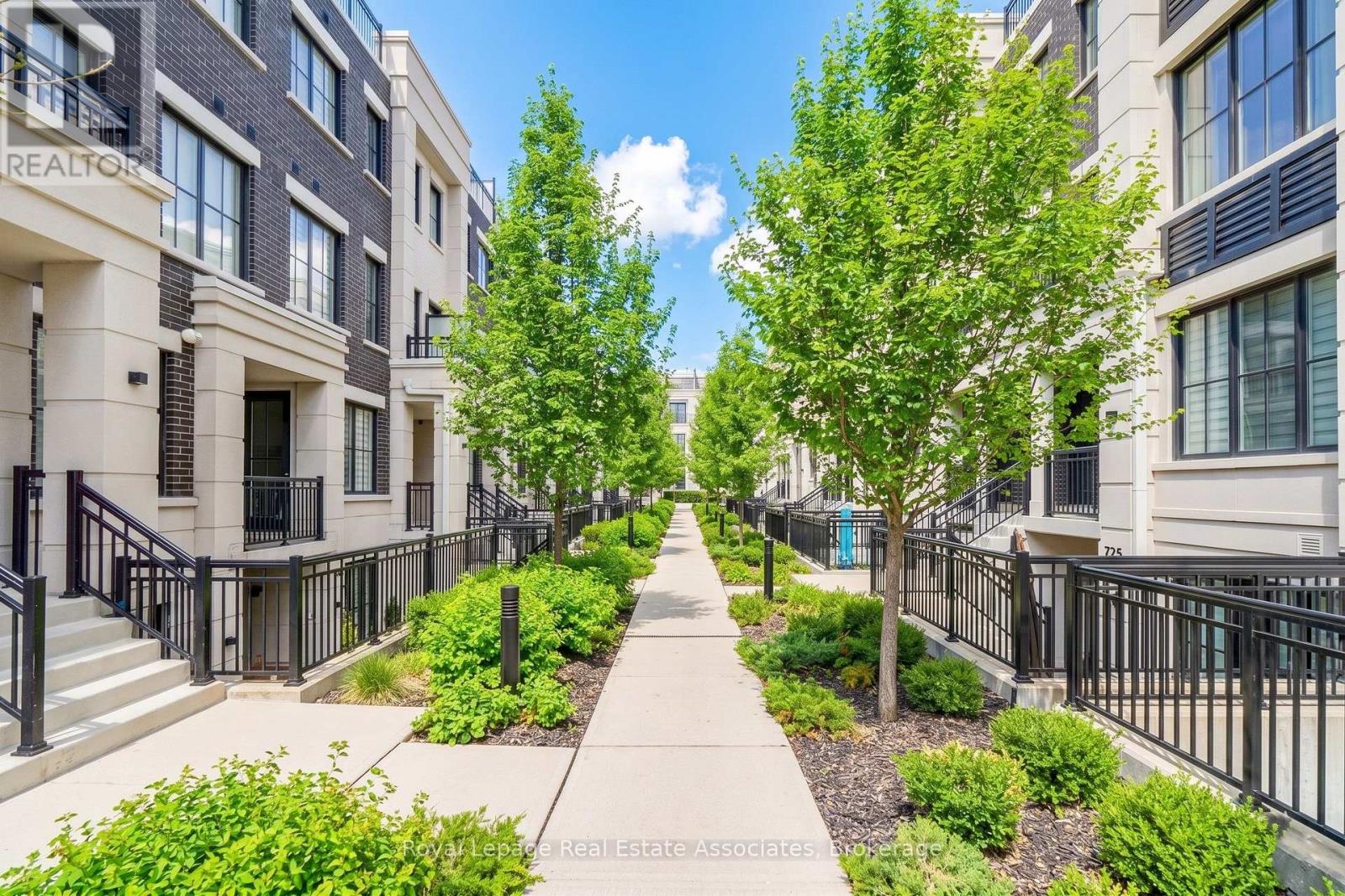 Row / Townhouse for Sale in 511 - 657 CRICKLEWOOD DRIVE|Mississauga (Mineola), Ontario L5G0B8 2