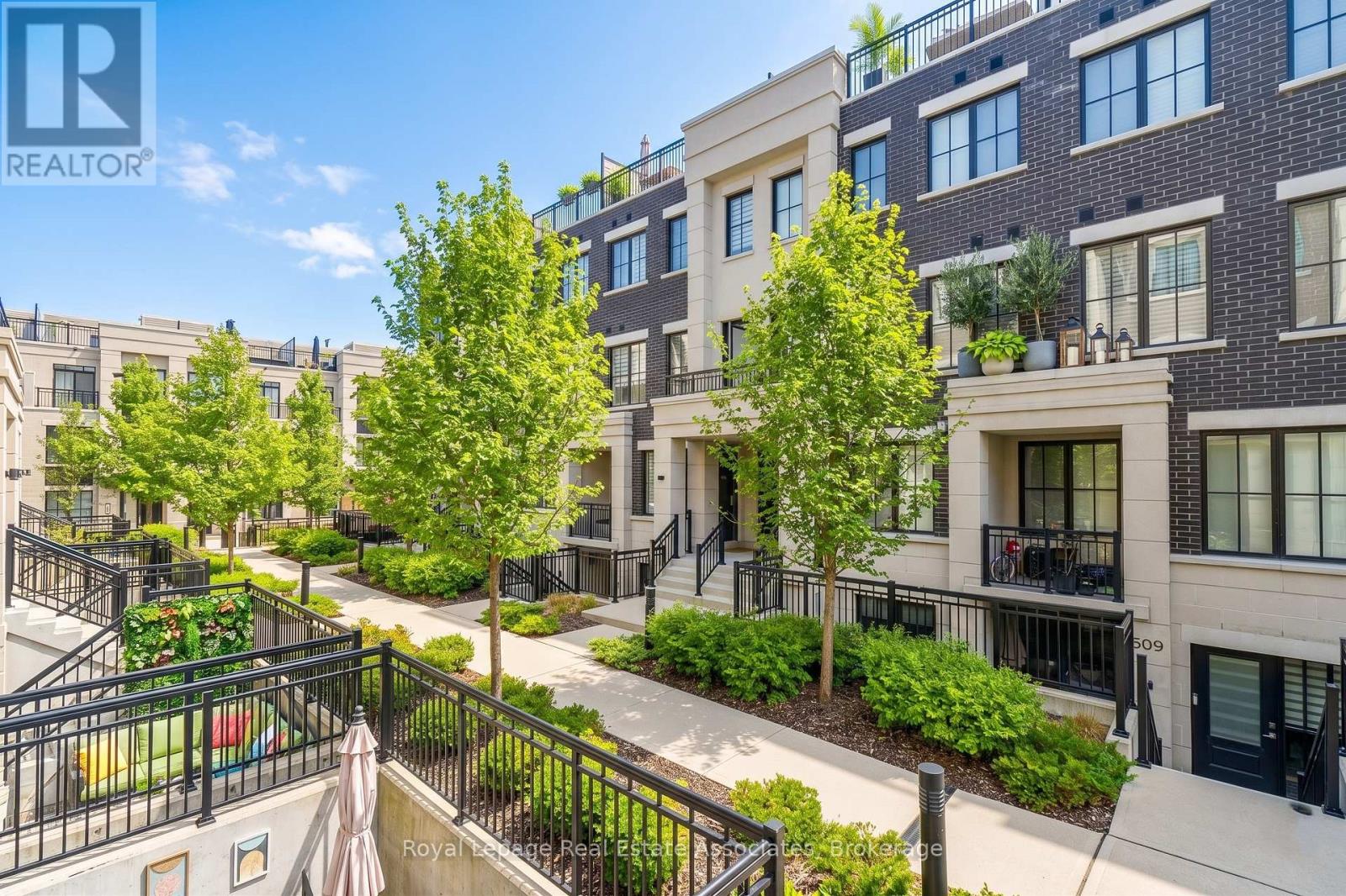 Row / Townhouse for Sale in 511 - 657 CRICKLEWOOD DRIVE|Mississauga (Mineola), Ontario L5G0B8 3