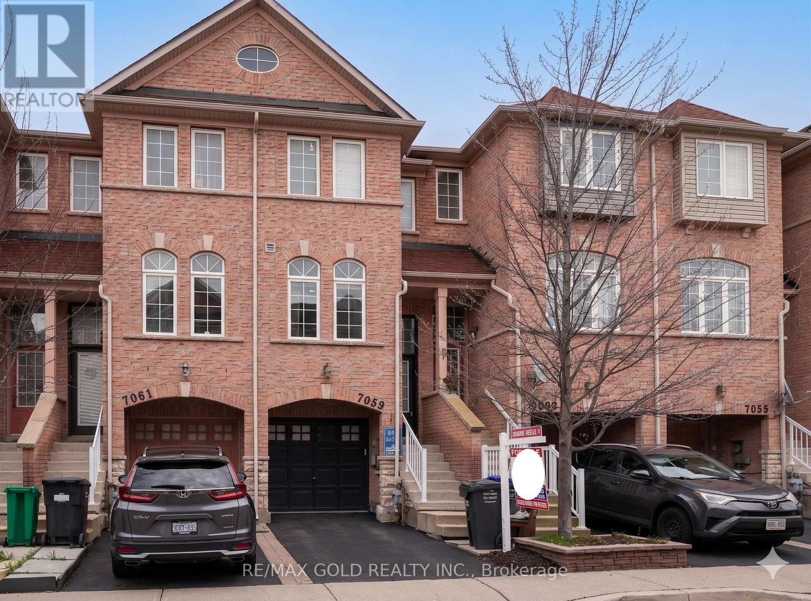 Row / Townhouse for Sale in 7059 FAIRMEADOW CRESCENT|Mississauga (Lisgar), Ontario L5N8R6