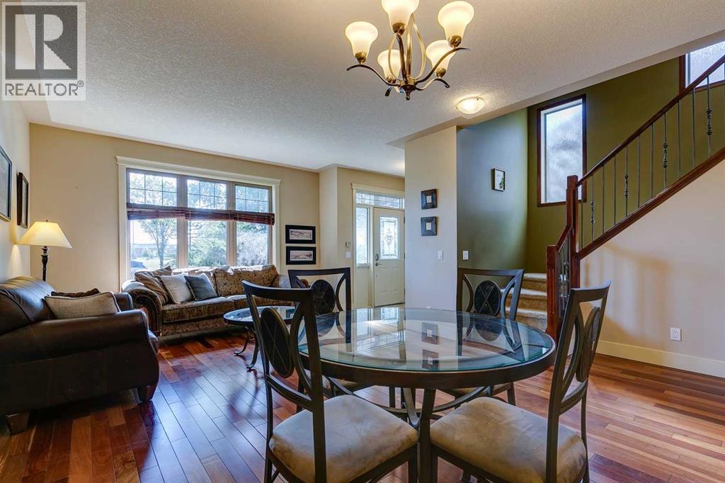 Duplex for Sale in 446 18 Avenue NE|Calgary, Alberta T2E1N4 2