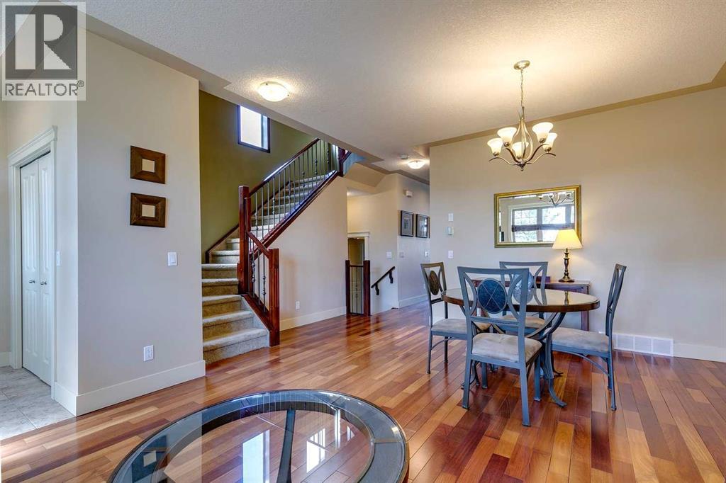 Duplex for Sale in 446 18 Avenue NE|Calgary, Alberta T2E1N4 5