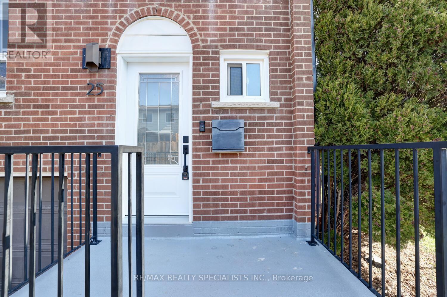 Row / Townhouse for Sale in 25 - 2445 HOMELANDS DRIVE|Mississauga (Sheridan), Ontario L5K2C6 4