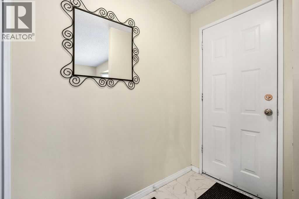 Row / Townhouse for Sale in 111 Deerfield Drive SE|Calgary, Alberta T2J6T9 2
