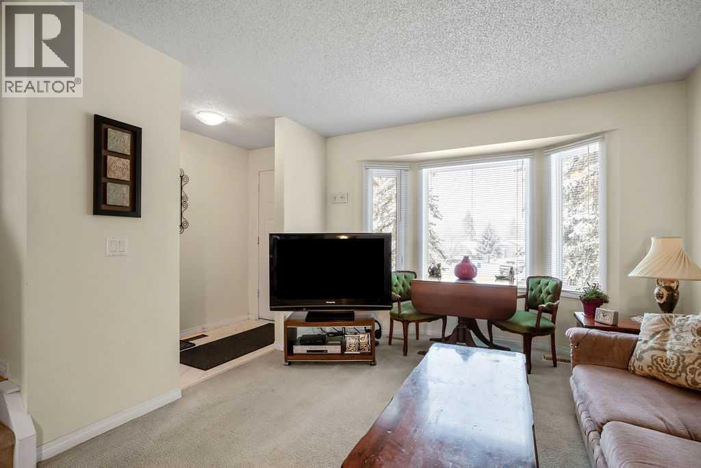 Row / Townhouse for Sale in 111 Deerfield Drive SE|Calgary, Alberta T2J6T9 4