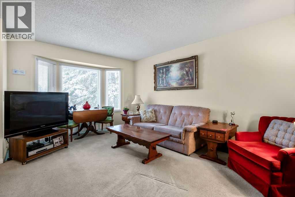 Row / Townhouse for Sale in 111 Deerfield Drive SE|Calgary, Alberta T2J6T9 3