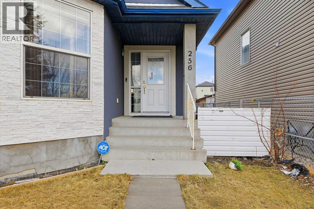 House for Sale in 256 Saddlecrest Boulevard NE|Calgary, Alberta T3J5L6 3