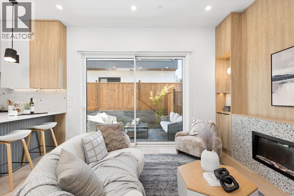 2 2752 GRAVELEY STREET|Vancouver, British Columbia V5K3J8