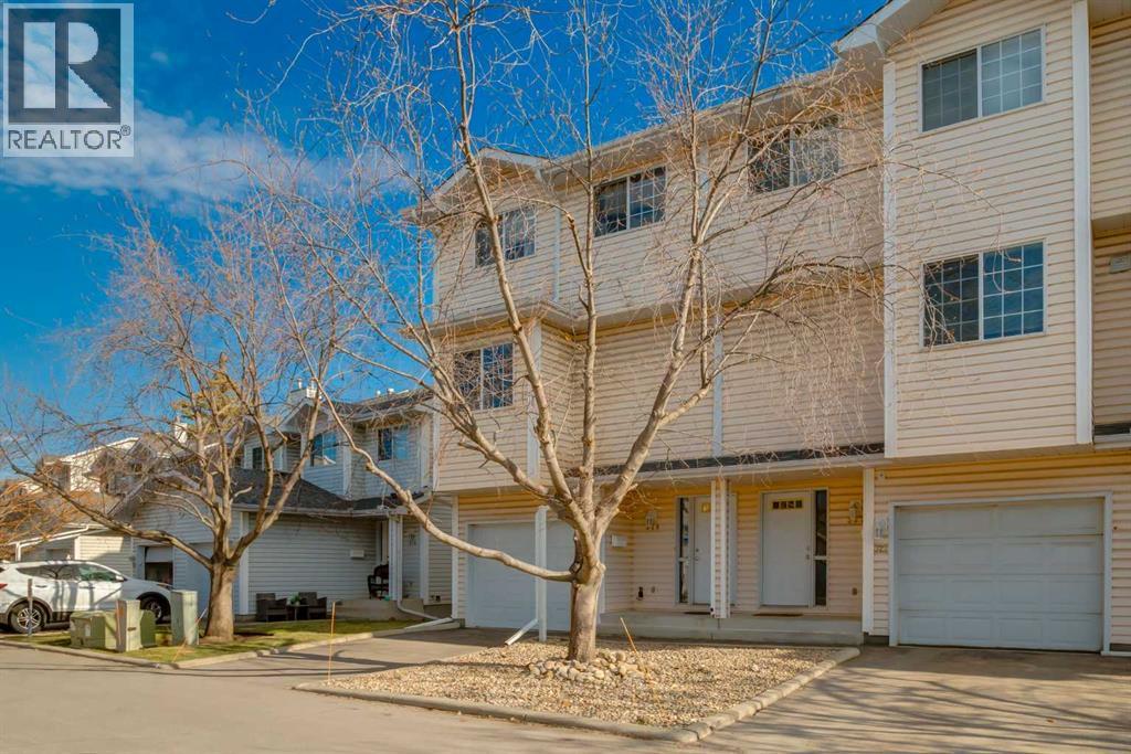 Row / Townhouse for Sale in 318 Hawkstone Manor NW|Calgary, Alberta T3G3X2