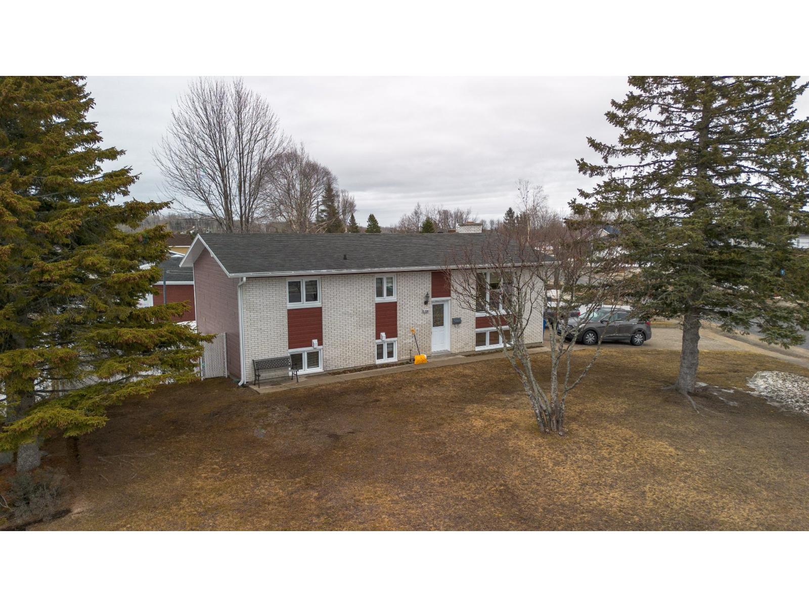 2530 Rue Alice, Baie-Comeau, Quebec G5C1A9