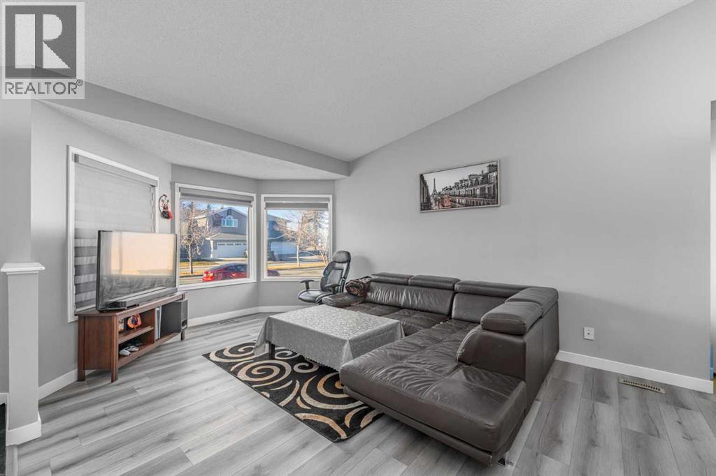 House for Sale in 14 Coral Sands Place NE|Calgary, Alberta T3J3J3 3