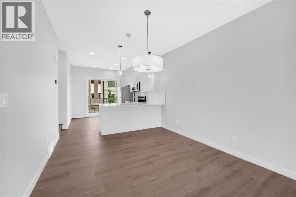 Row / Townhouse for Sale in 305 Shawnee Square SW|Calgary, Alberta T2Y0W4 3