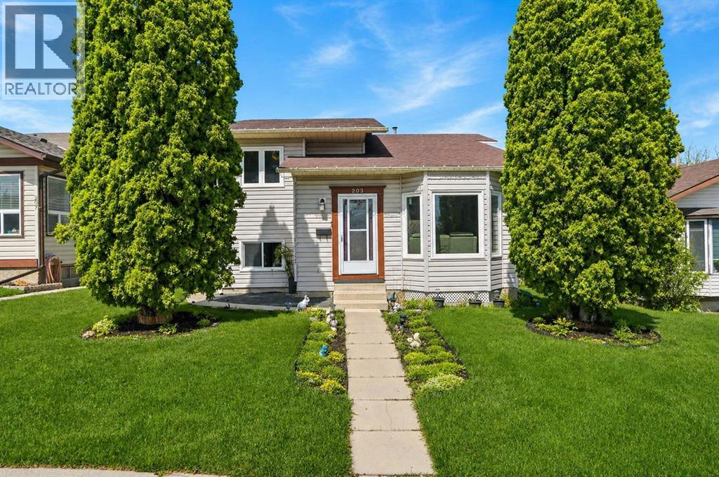 House for Sale in 203 Shawglen Road SW|Calgary, Alberta T2Y1Y2