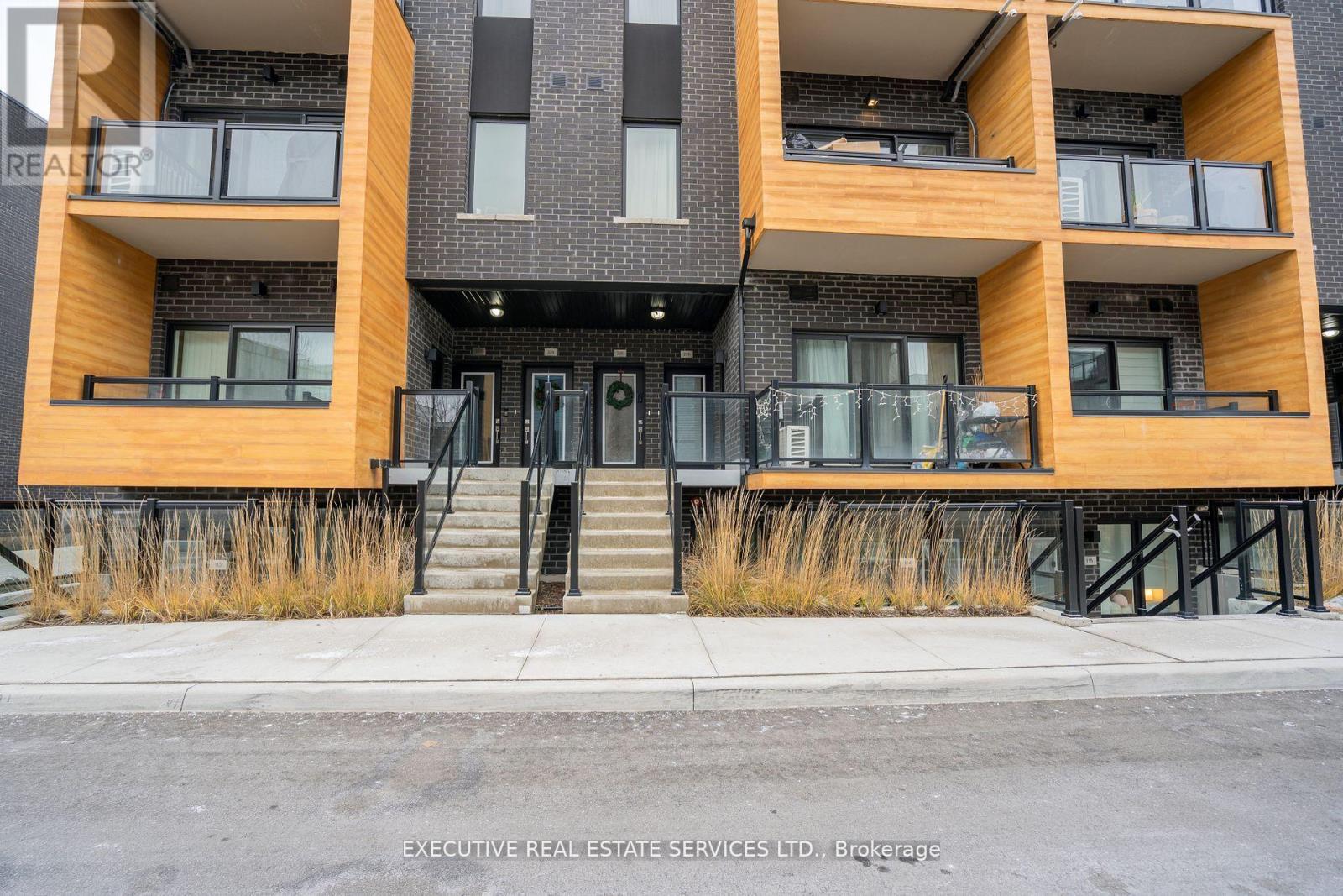 Row / Townhouse for Sale in 226 - 1145 JOURNEYMAN LANE|Mississauga (Clarkson), Ontario L5J0B5