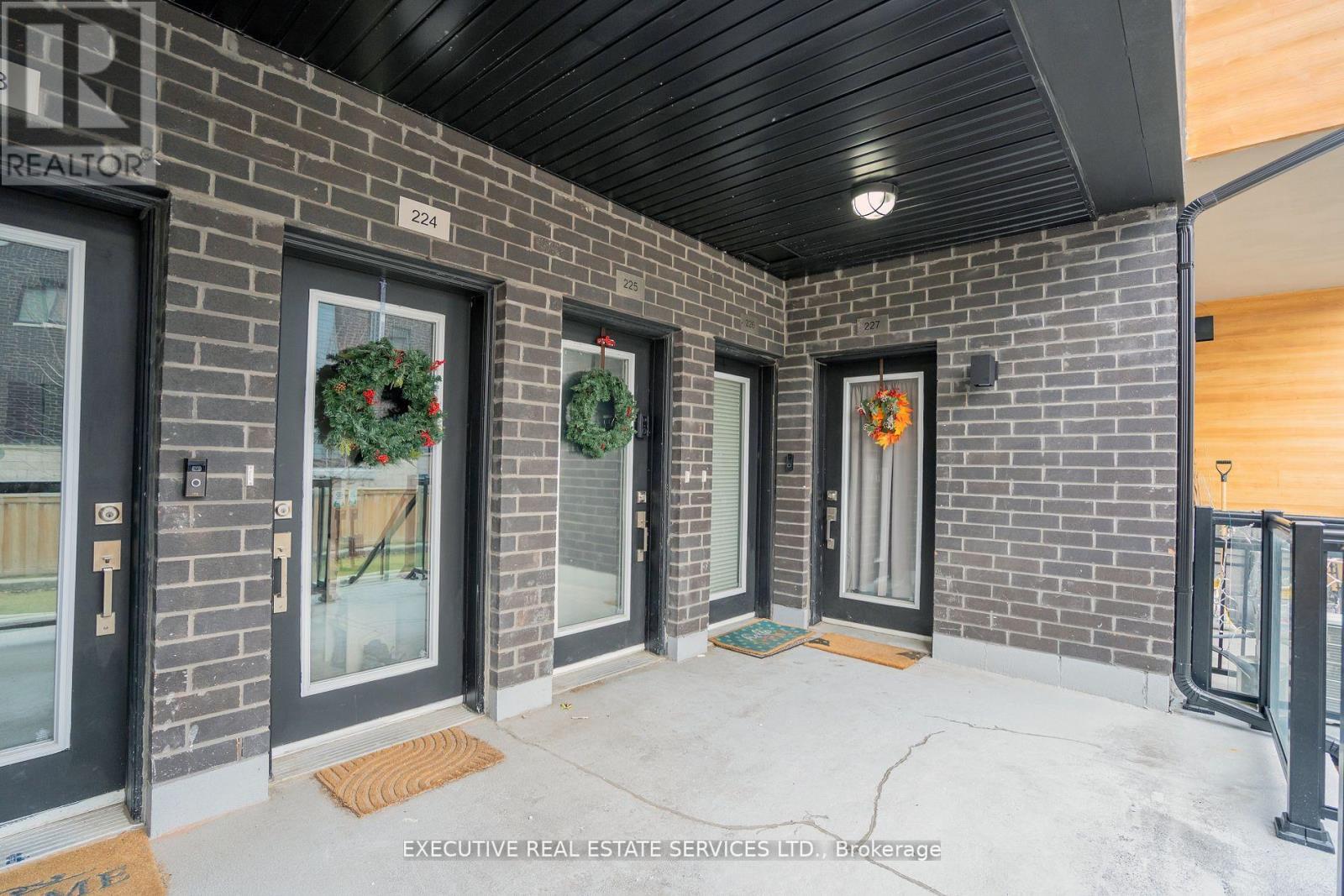 Row / Townhouse for Sale in 226 - 1145 JOURNEYMAN LANE|Mississauga (Clarkson), Ontario L5J0B5 2