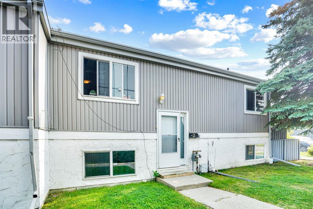 Row / Townhouse for Sale in 2, 459 Huntsville Crescent NW|Calgary, Alberta T2K4W3