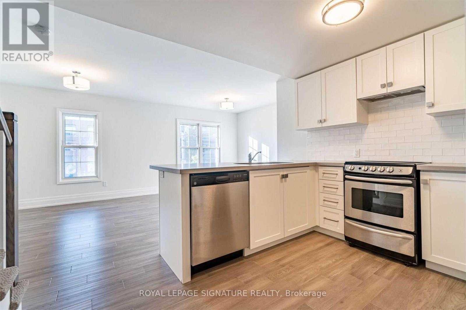 Row / Townhouse for Sale in 202 - 760 LAKESHORE ROAD E|Mississauga (Lakeview), Ontario L5E1C7 3