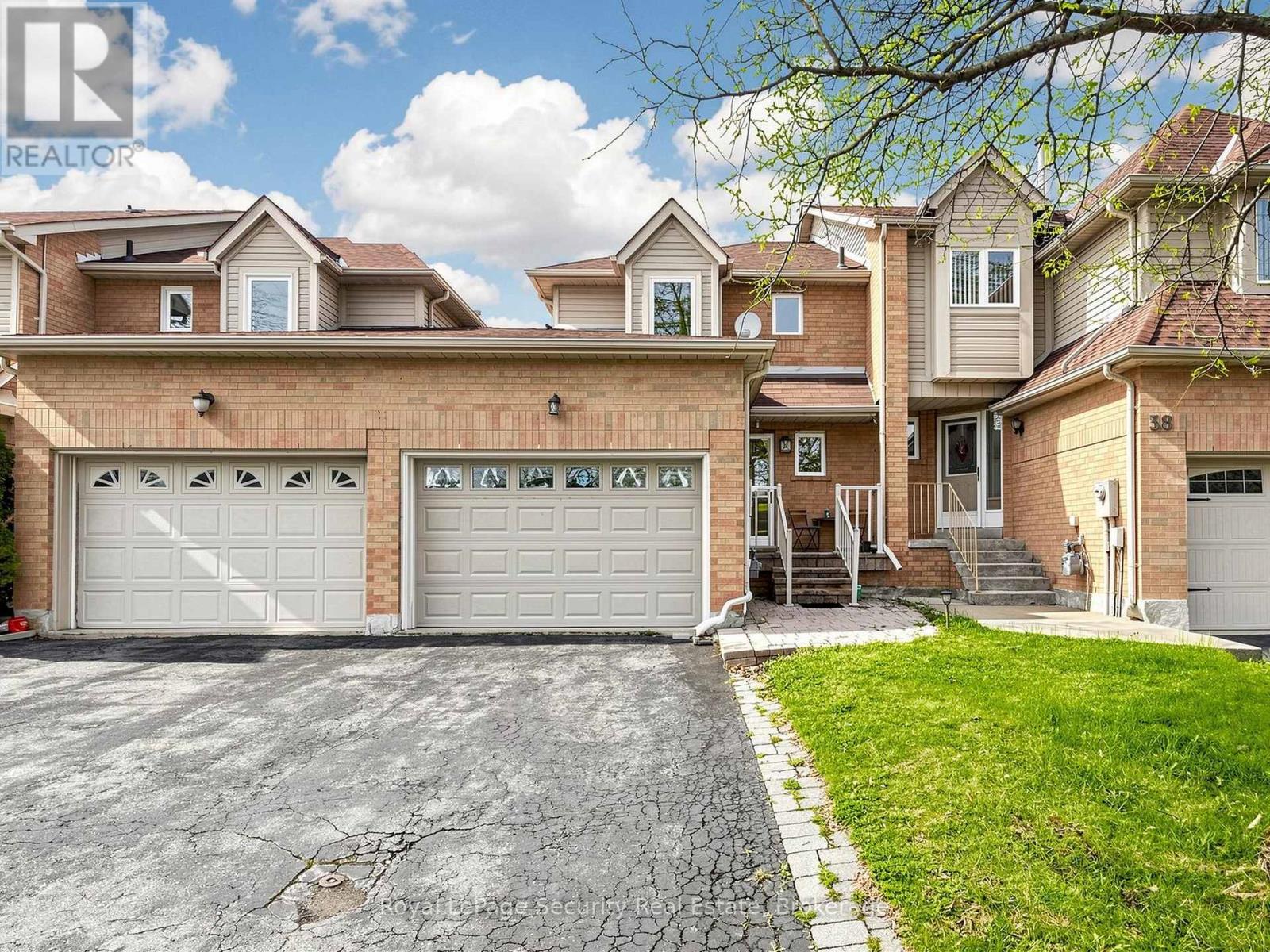 Row / Townhouse for Sale in 40 LANGDALE CRESCENT|Brampton (Fletcher's West), Ontario L6Y4R7 2