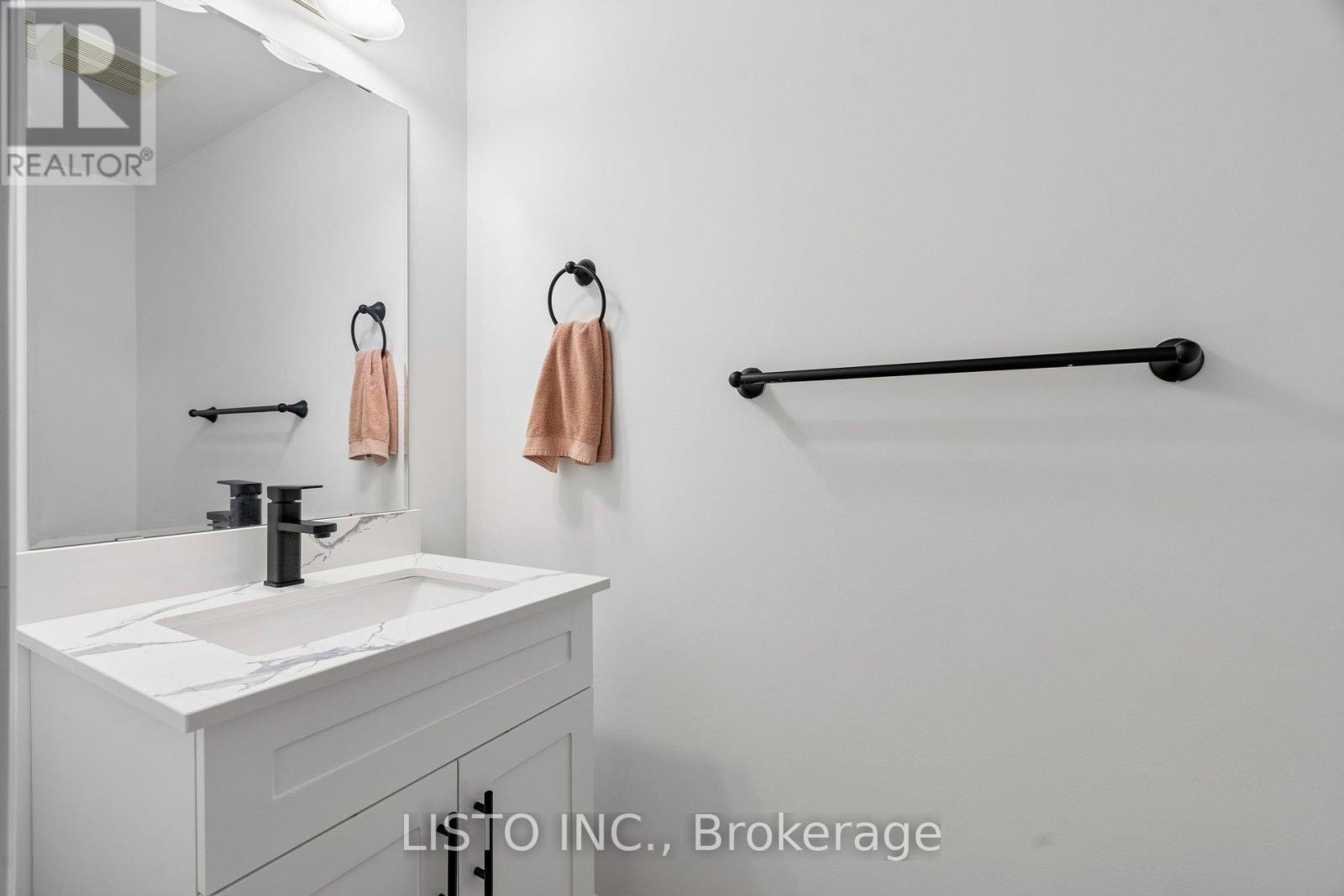 Row / Townhouse for Sale in 103 - 5255 GUILDWOOD WAY|Mississauga (Hurontario), Ontario L5R4A9 4