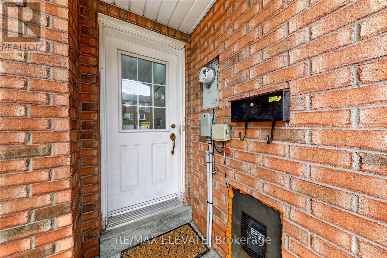 Row / Townhouse – 99 SUFI CRESCENT, Toronto – photo 4