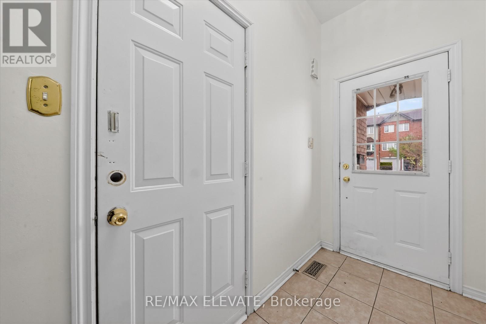 Row / Townhouse – 99 SUFI CRESCENT, Toronto – photo 5