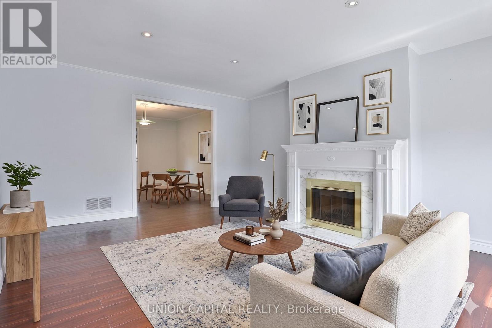 Row / Townhouse – 8 MALLINGHAM COURT, Toronto – photo 2