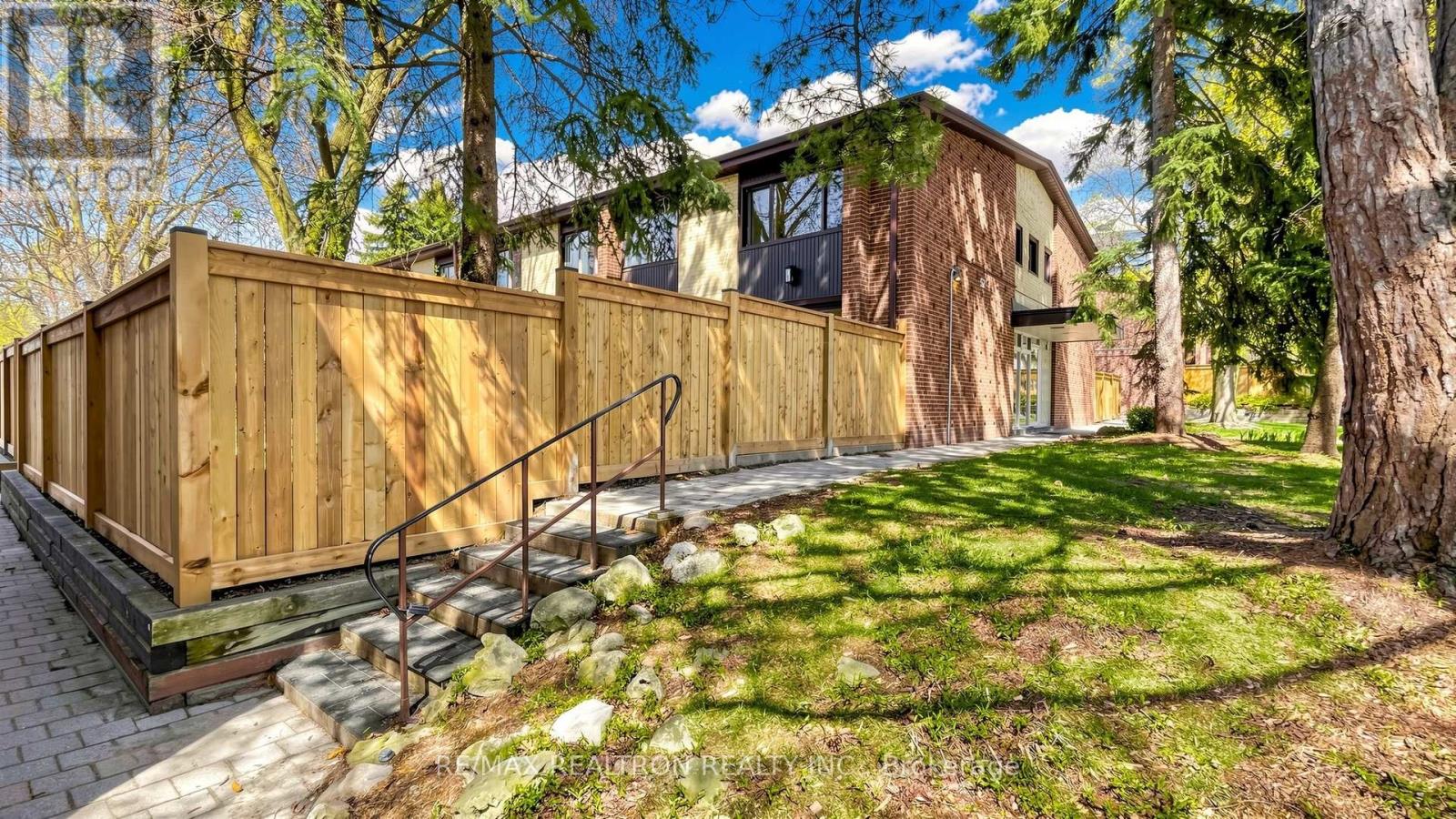 Row / Townhouse – 2 - 52 THREE VALLEYS DRIVE, Toronto – photo 2