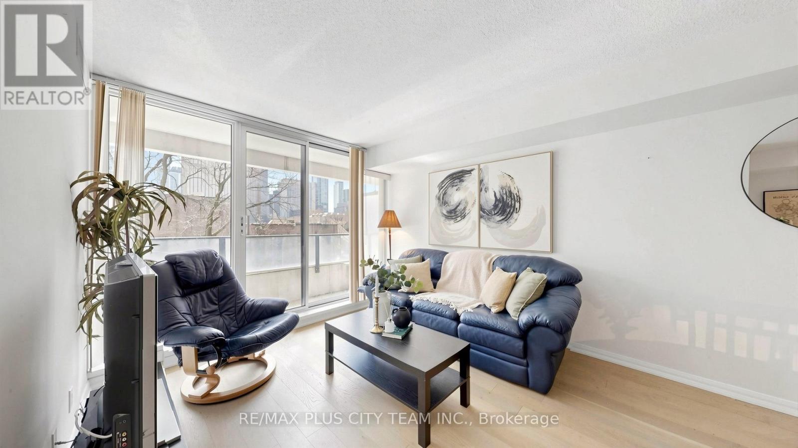 Apartment – 308 - 111 ELIZABETH STREET, Toronto – photo 2