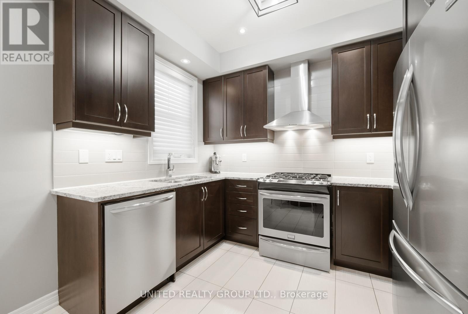 Row / Townhouse – 10 - 10 PORTER AVENUE W, Vaughan – photo 5