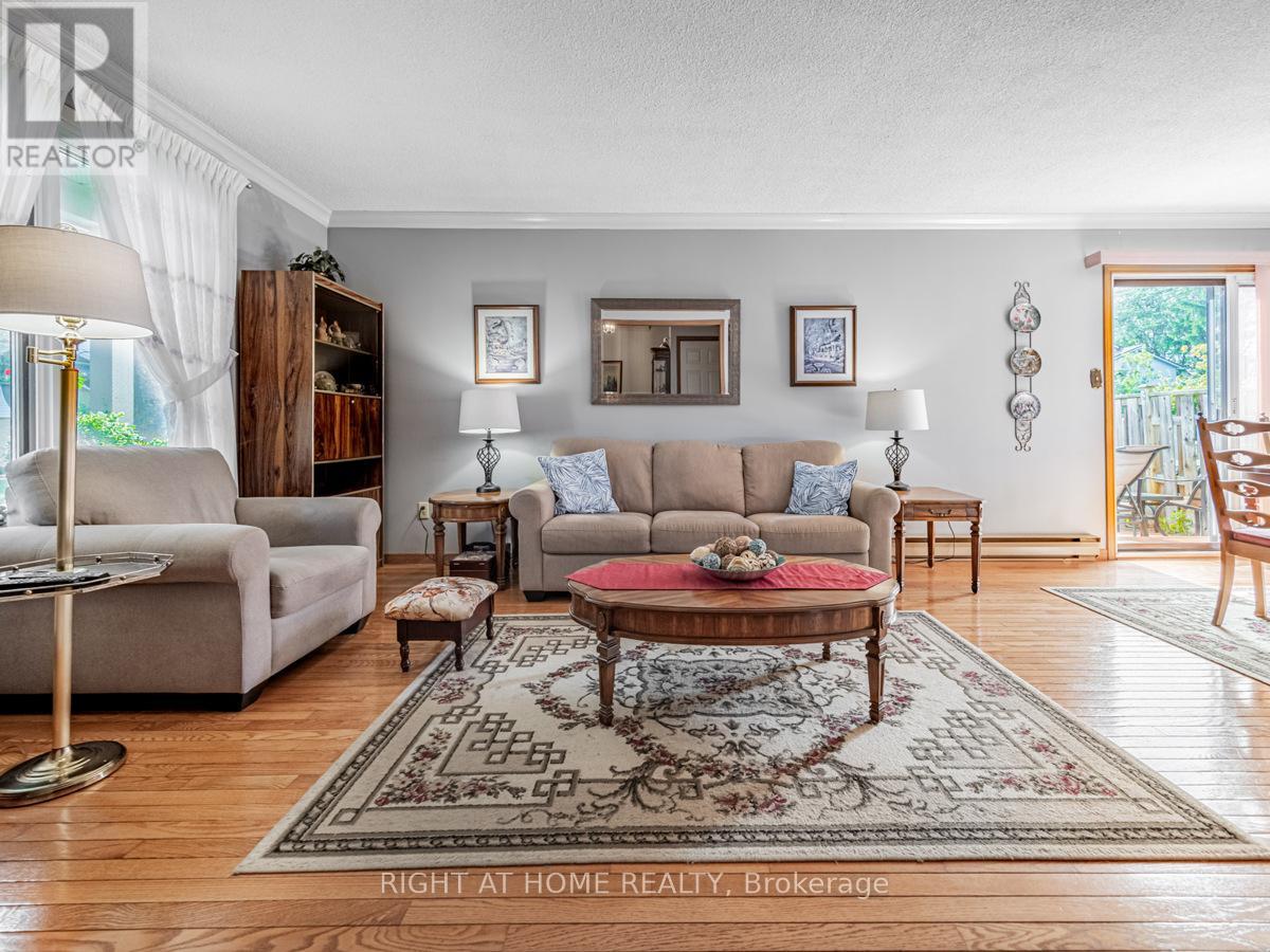 Row / Townhouse for Sale in 124 - 6540 FALCONER DRIVE|Mississauga (Streetsville), Ontario L5N1M1 3