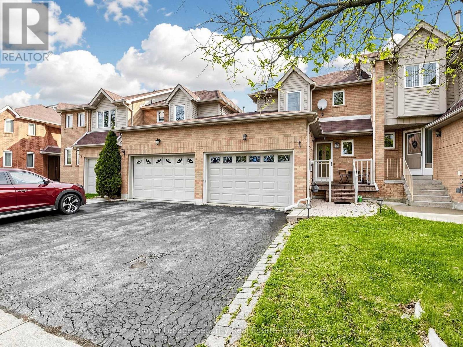 Row / Townhouse for Sale in 40 LANGDALE CRESCENT|Brampton (Fletcher's West), Ontario L6Y4R7 3