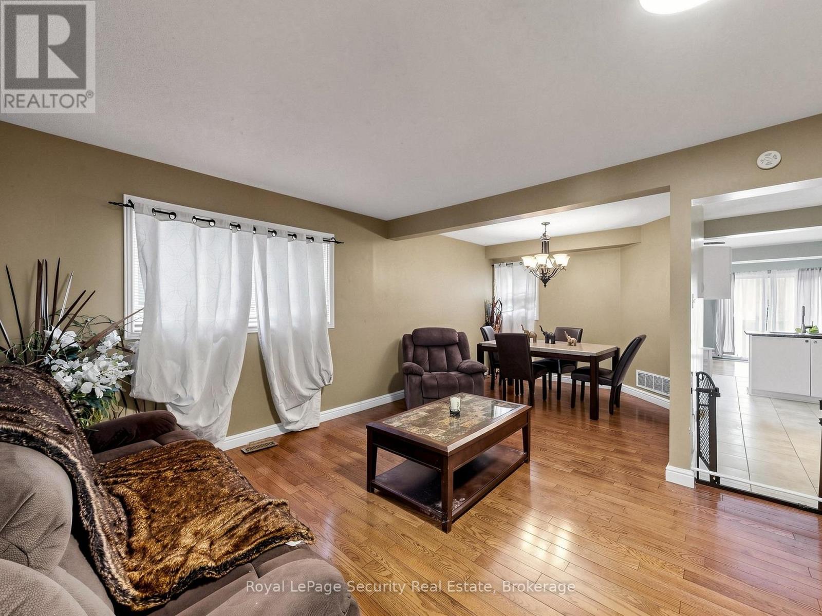 Row / Townhouse for Sale in 40 LANGDALE CRESCENT|Brampton (Fletcher's West), Ontario L6Y4R7 4