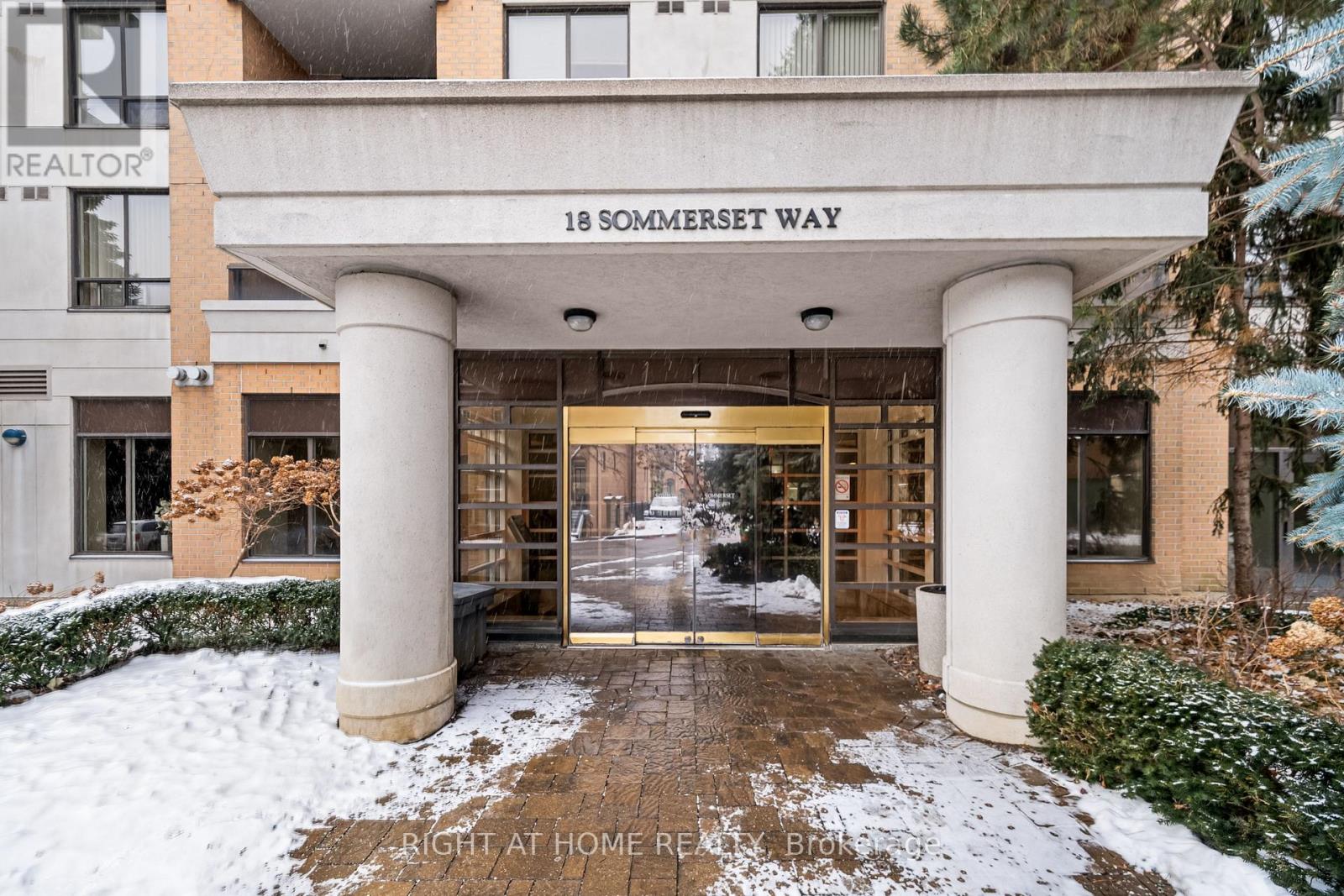 Apartment – 1707 - 18 SOMMERSET WAY, Toronto – photo 2