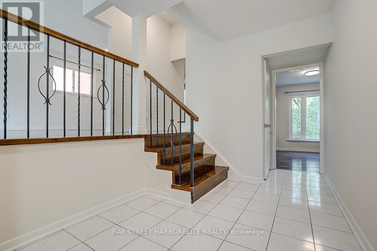 House – 141 CHARTLAND BOULEVARD S, Toronto – photo 4
