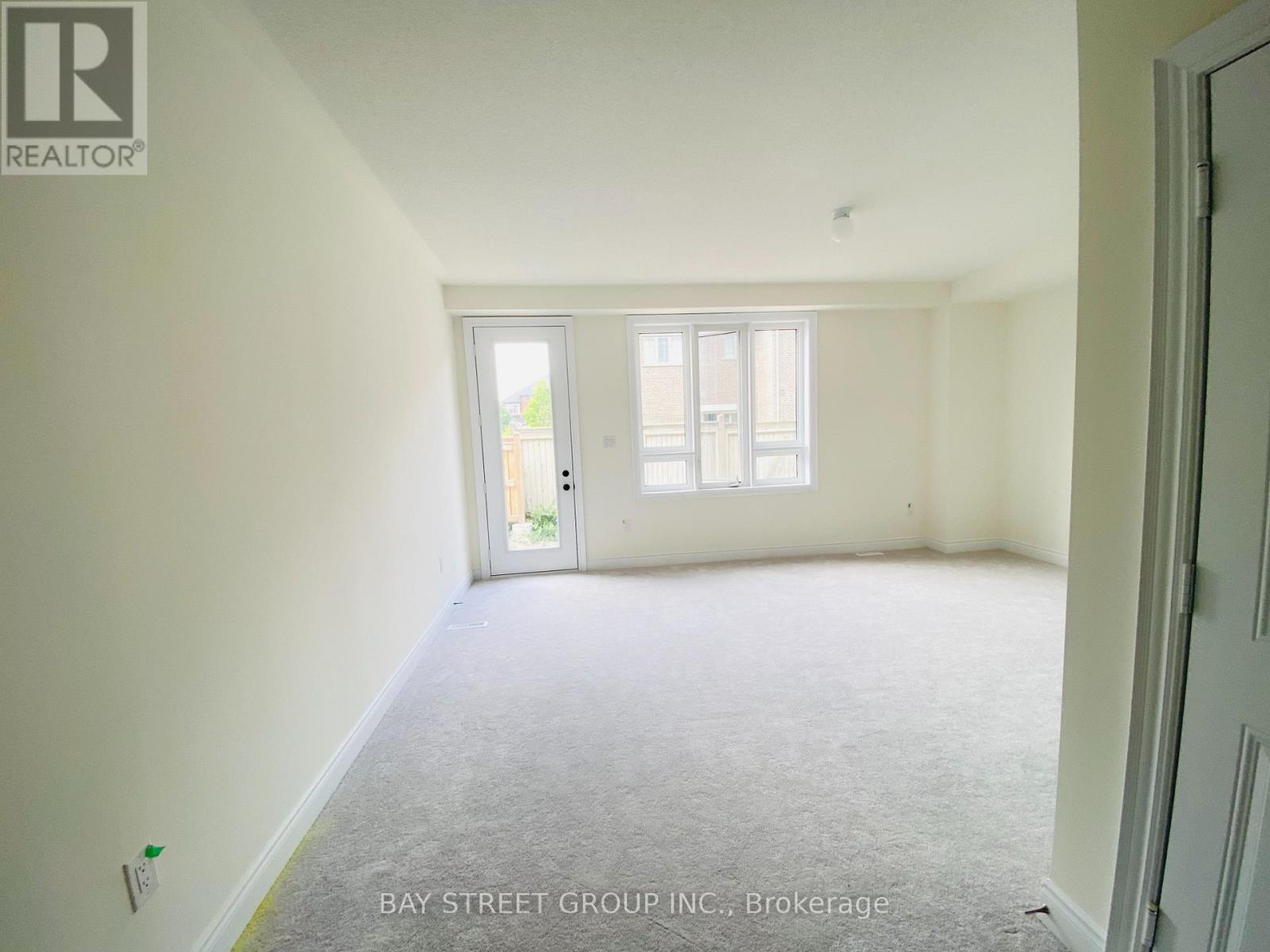 Row / Townhouse – 255 TENNANT CIRCLE, Vaughan – photo 3