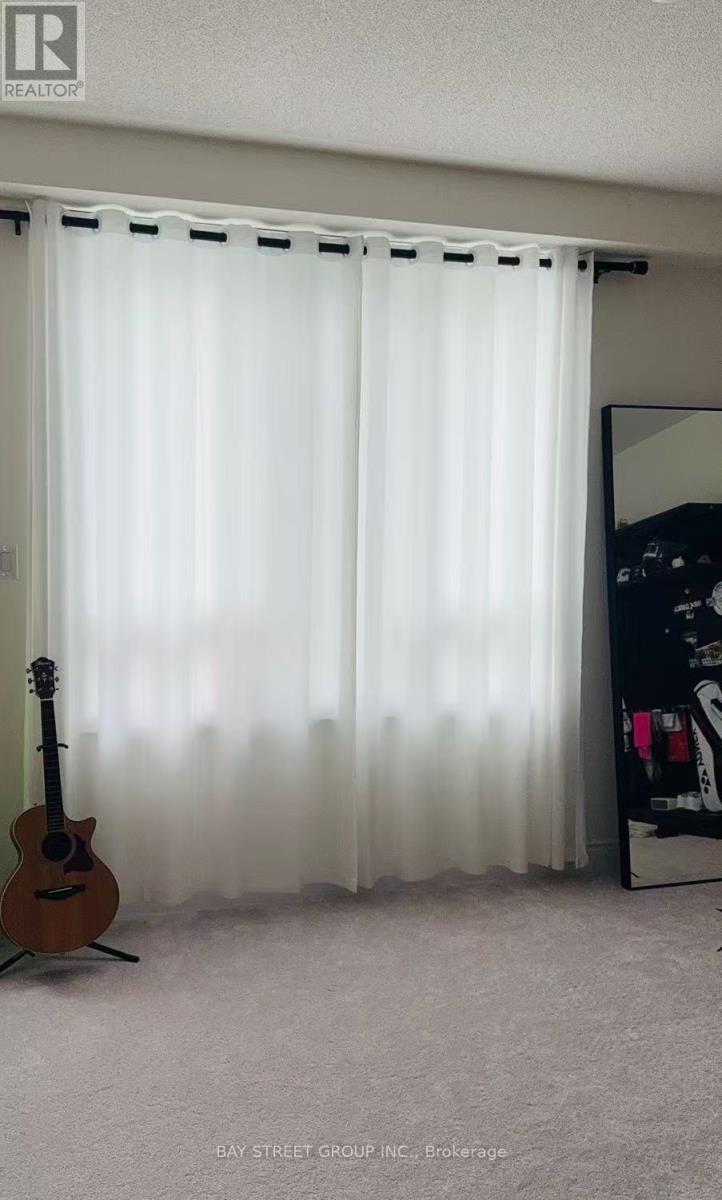 Row / Townhouse – 255 TENNANT CIRCLE, Vaughan – photo 4